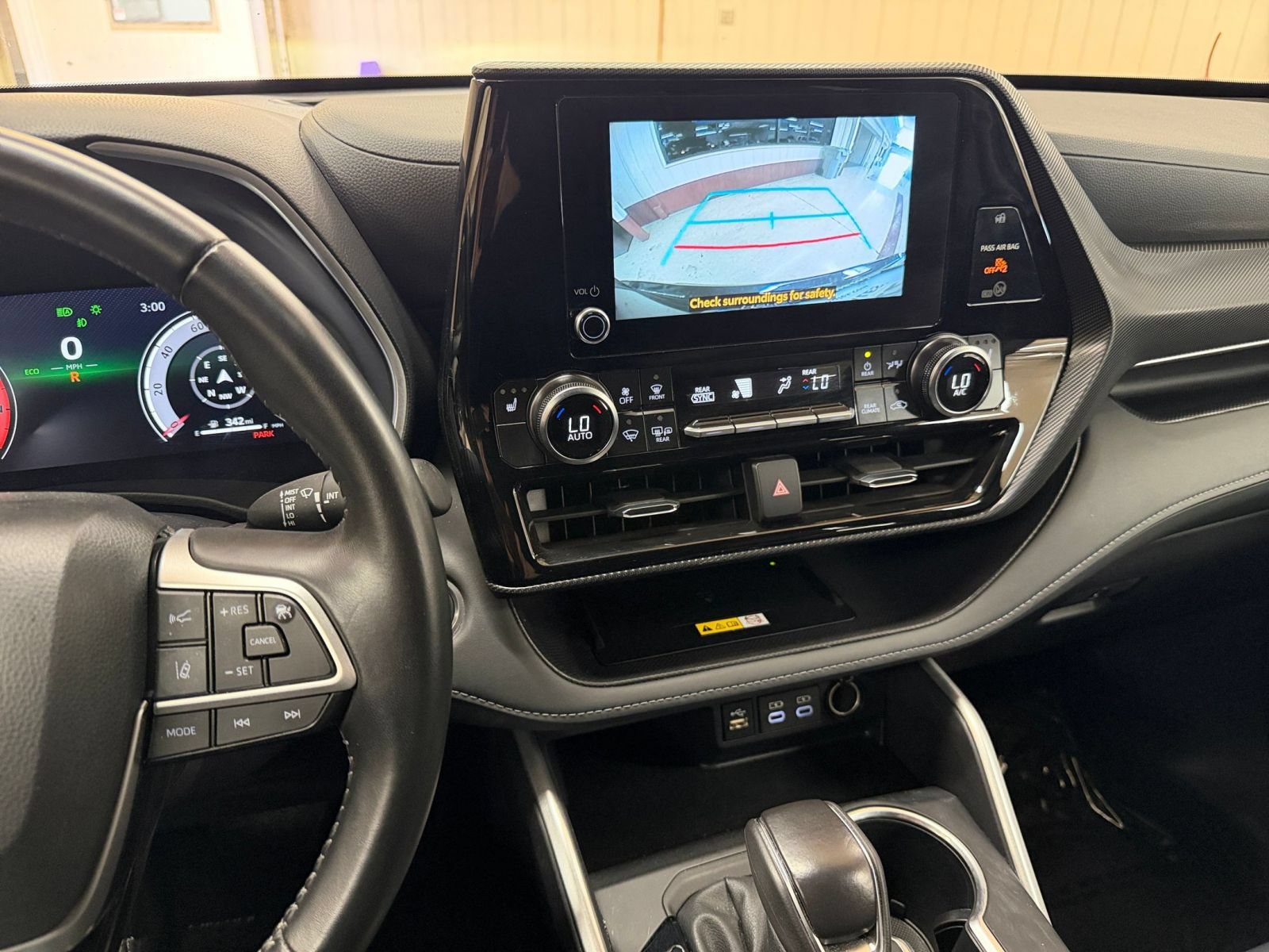 Used 2025 Toyota Highlander XSE AWD/4WD image 17
