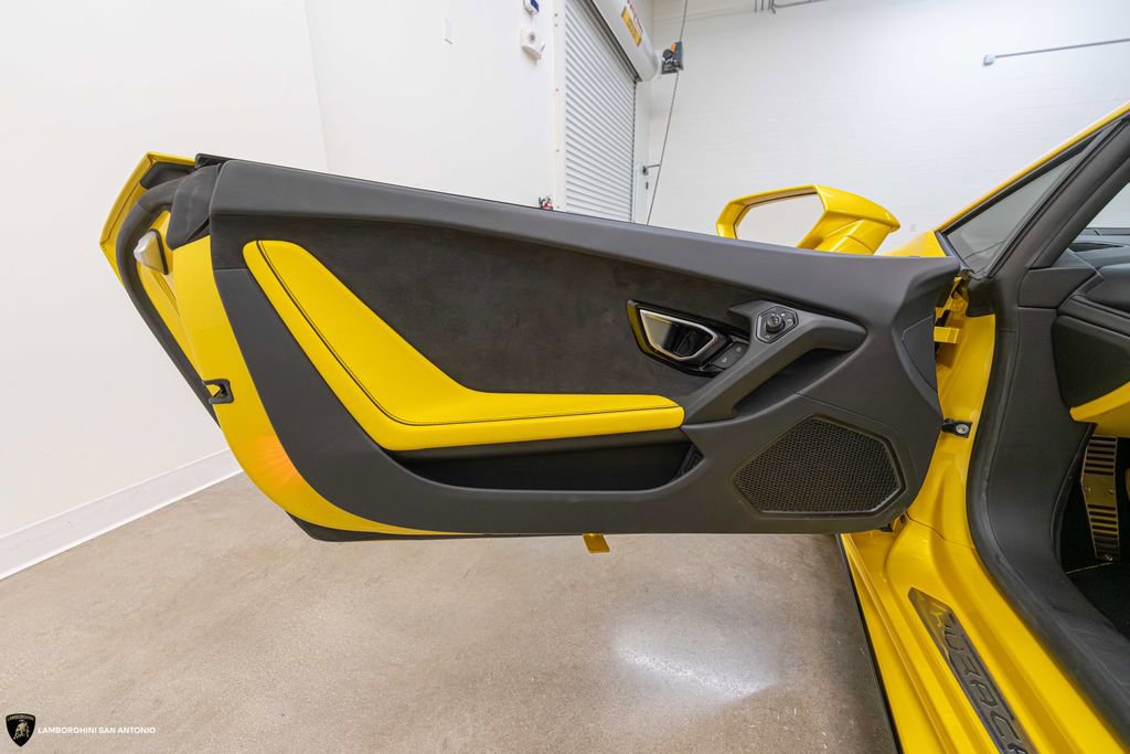 Used 2020 Lamborghini Huracan EVO RWD image 28