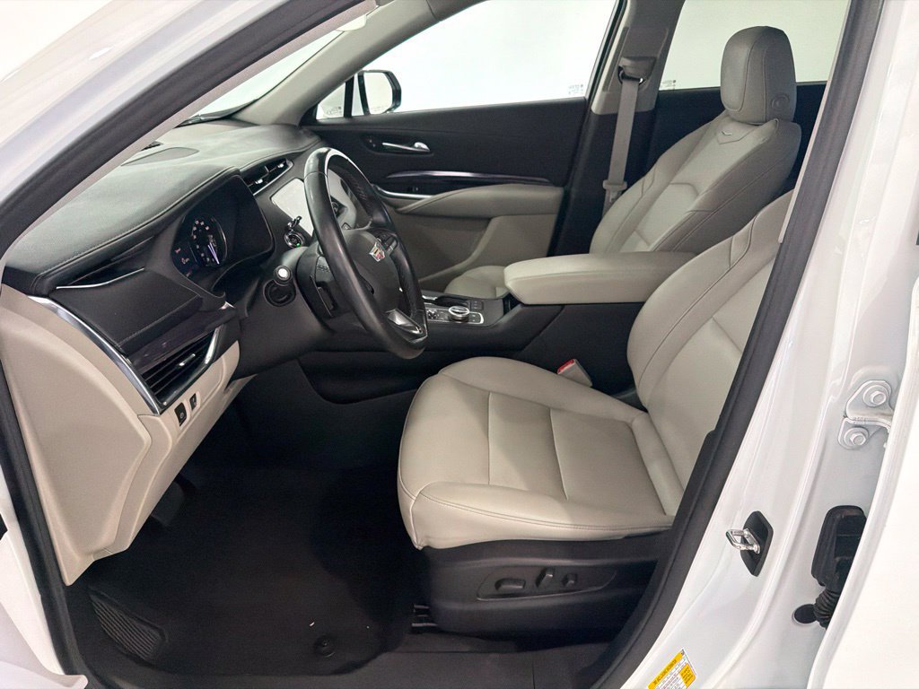 Used 2022 Cadillac XT4 Luxury w/ Driver Awareness Package FWD image 17