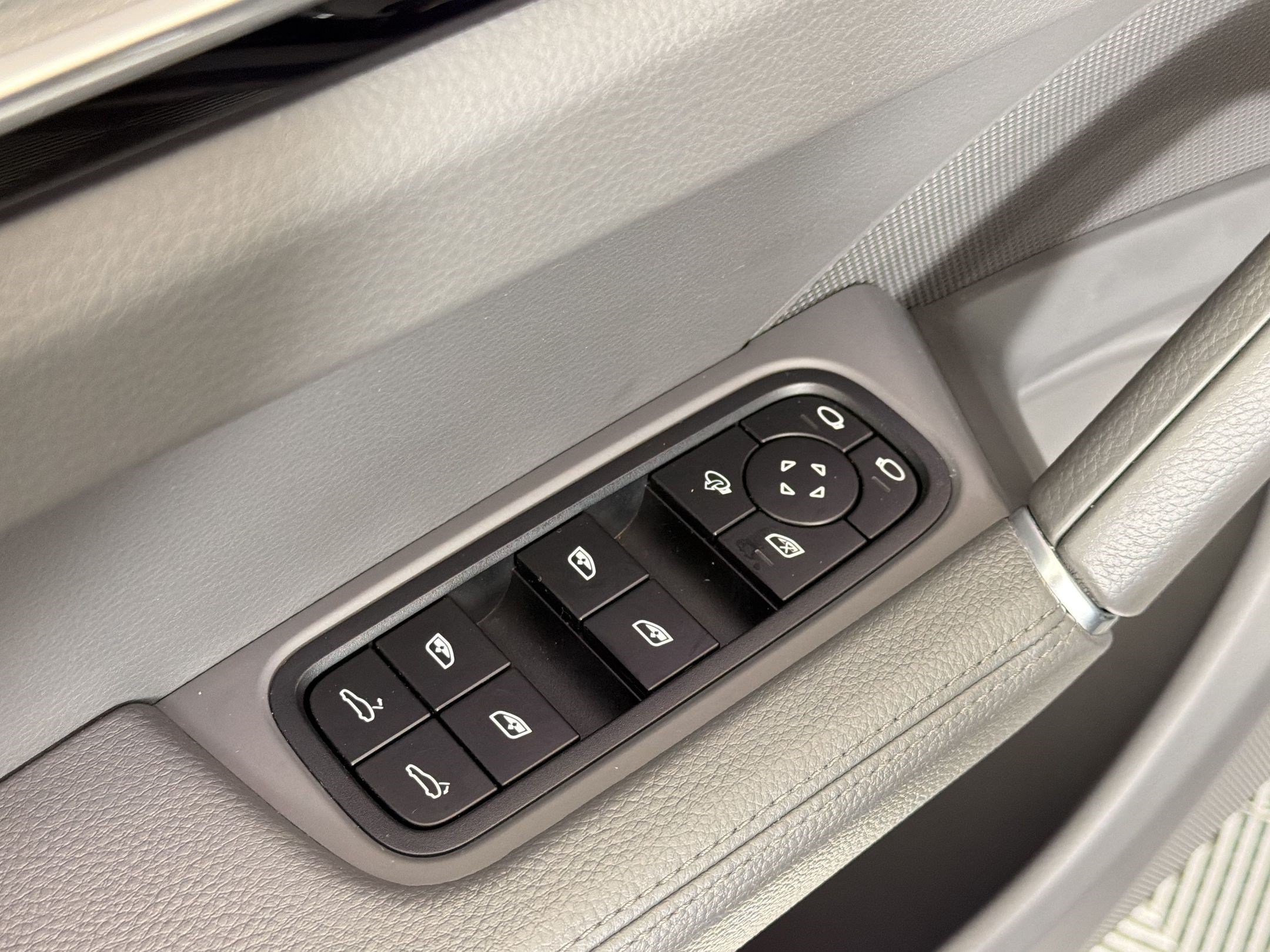 Used 2023 Porsche Cayenne Platinum Edition AWD/4WD image 24