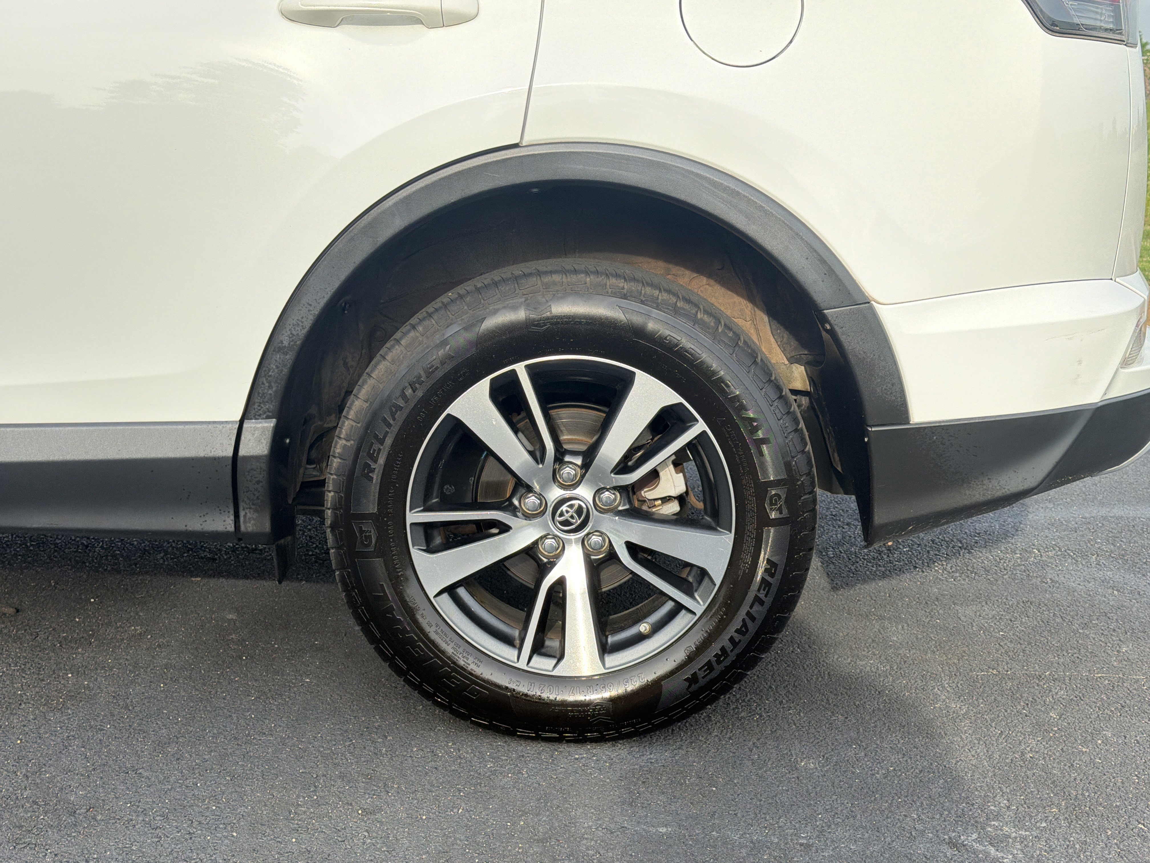 Used 2018 Toyota RAV4 XLE image 35