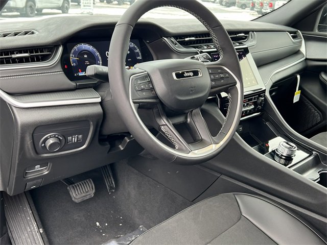 New 2025 Jeep Grand Cherokee Altitude image 15