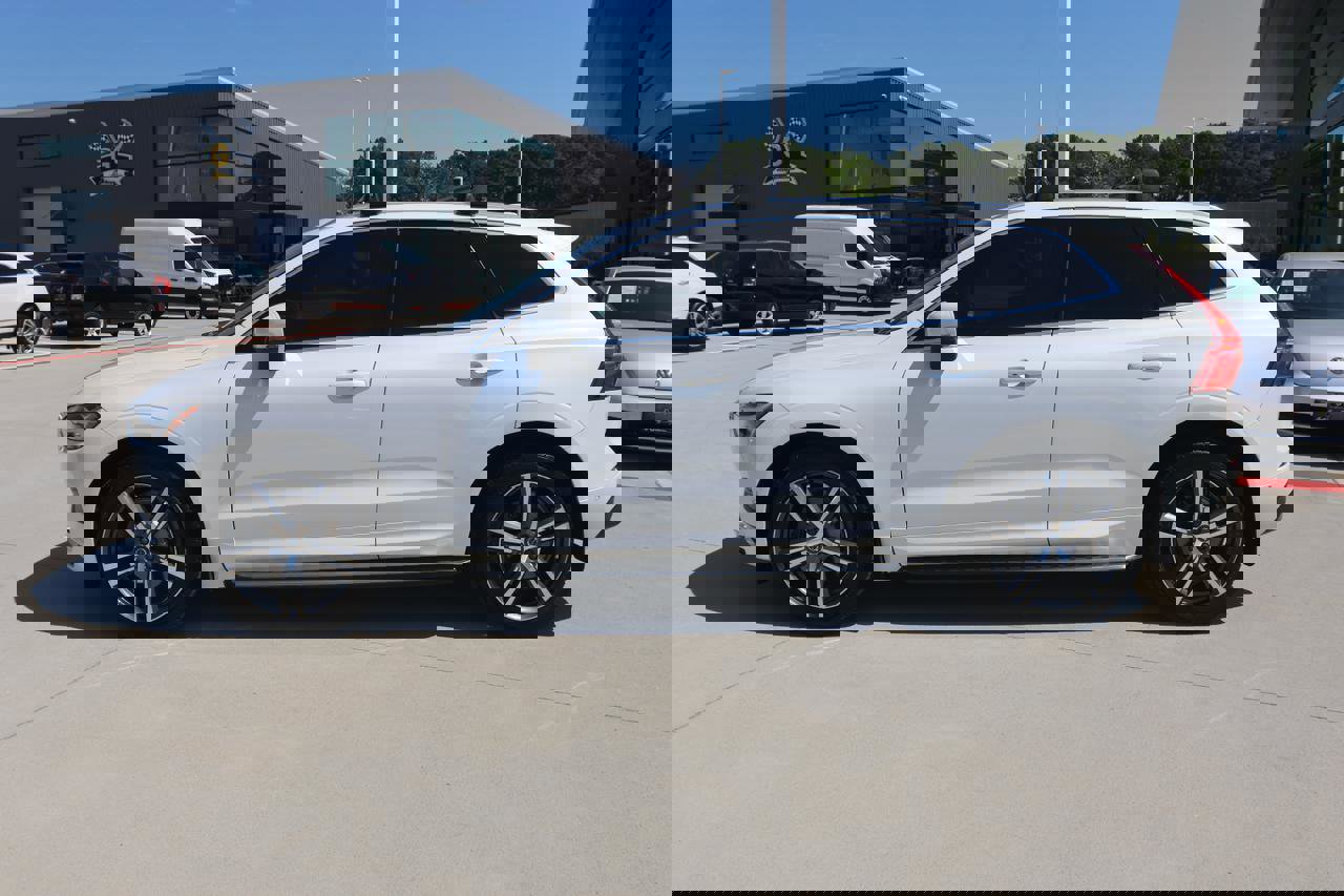 Used 2018 Volvo XC60 T6 Momentum w/ Convenience Package image 2