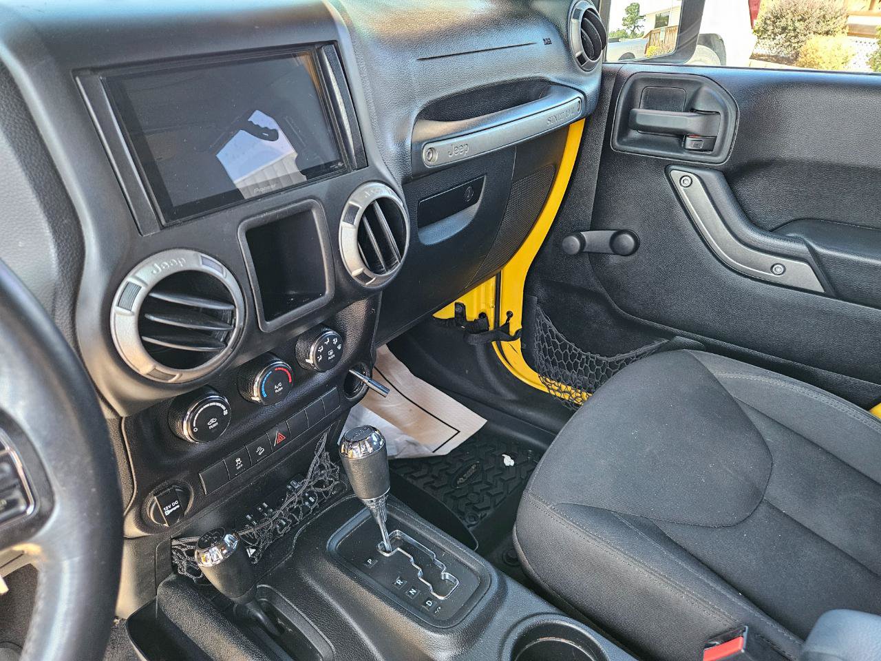Used 2015 Jeep Wrangler Unlimited Sport w/ Connectivity Group AWD/4WD image 16