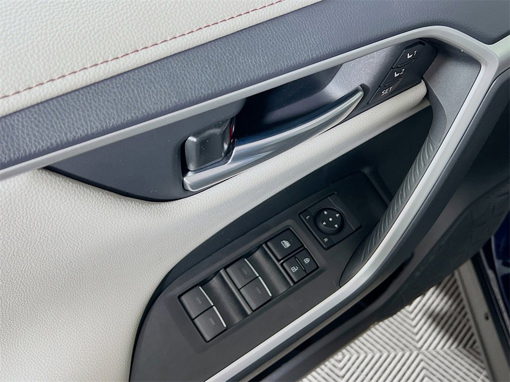 Used 2025 Toyota RAV4 Limited image 17