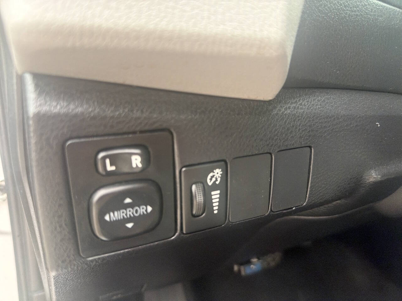 Used 2014 Toyota Corolla LE FWD image 25
