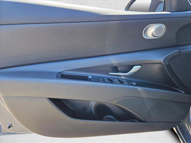 Used 2025 Hyundai Elantra SE FWD image 9