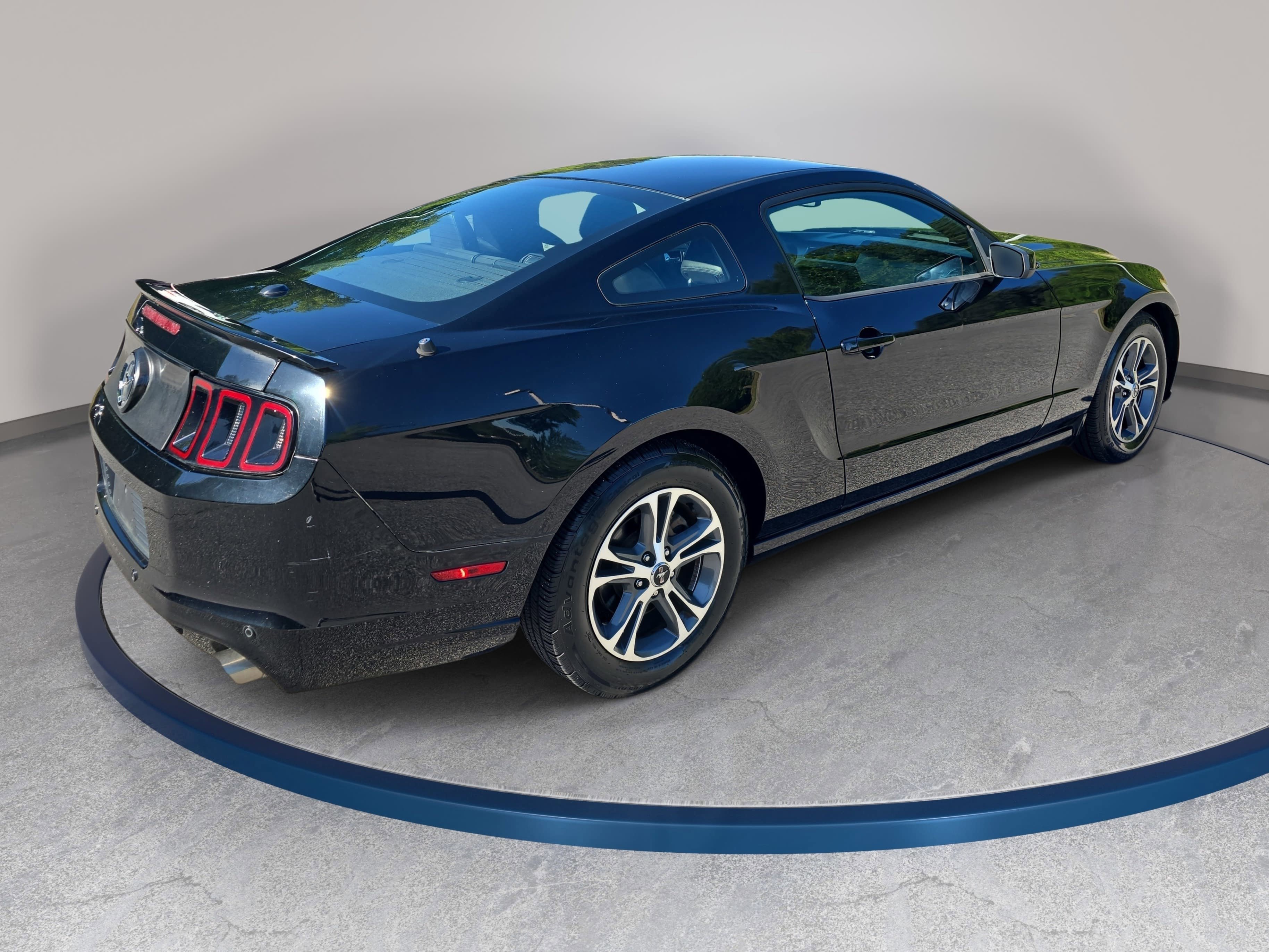 Used 2013 Ford Mustang Premium w/ Security Pkg RWD image 5