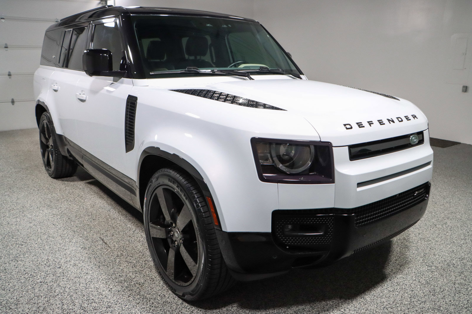 Used 2023 Land Rover Defender 130 X-Dynamic SE image 5