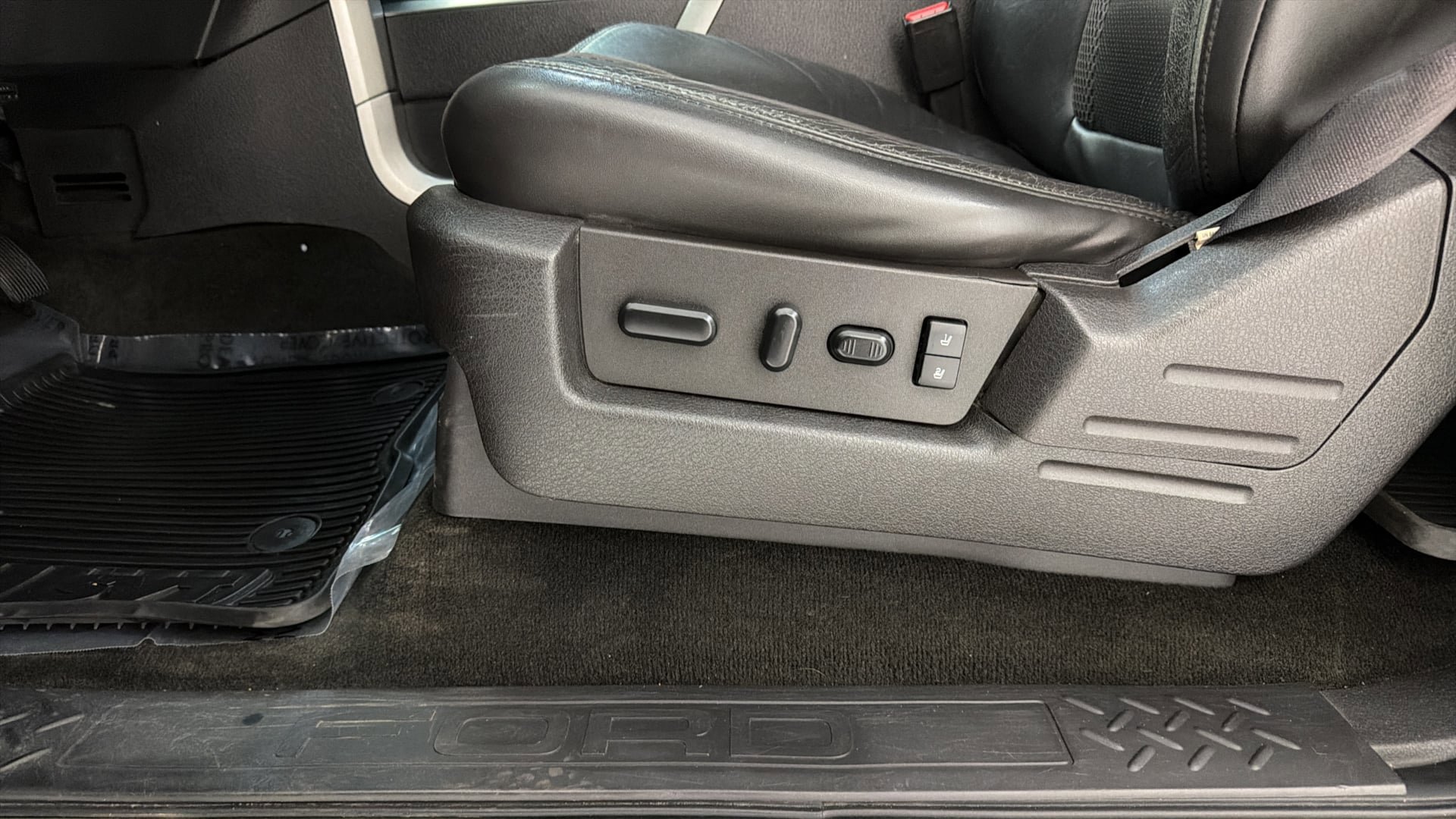 Used 2014 Ford F150 Raptor w/ Equipment Group 801A Luxury image 20