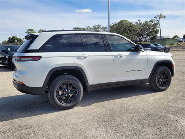 Used 2025 Jeep Grand Cherokee Altitude image 7