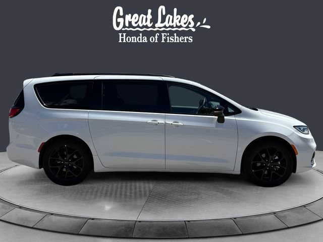Used 2025 Chrysler Pacifica Limited FWD image 6