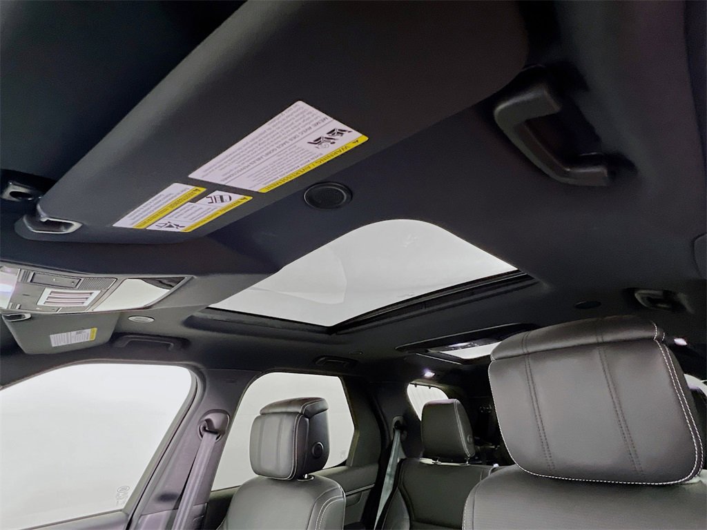 Used 2025 Land Rover Discovery Metropolitan Edition image 23