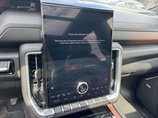 Used 2025 GMC Yukon XL Denali w/ Sun & Power Step Package image 28