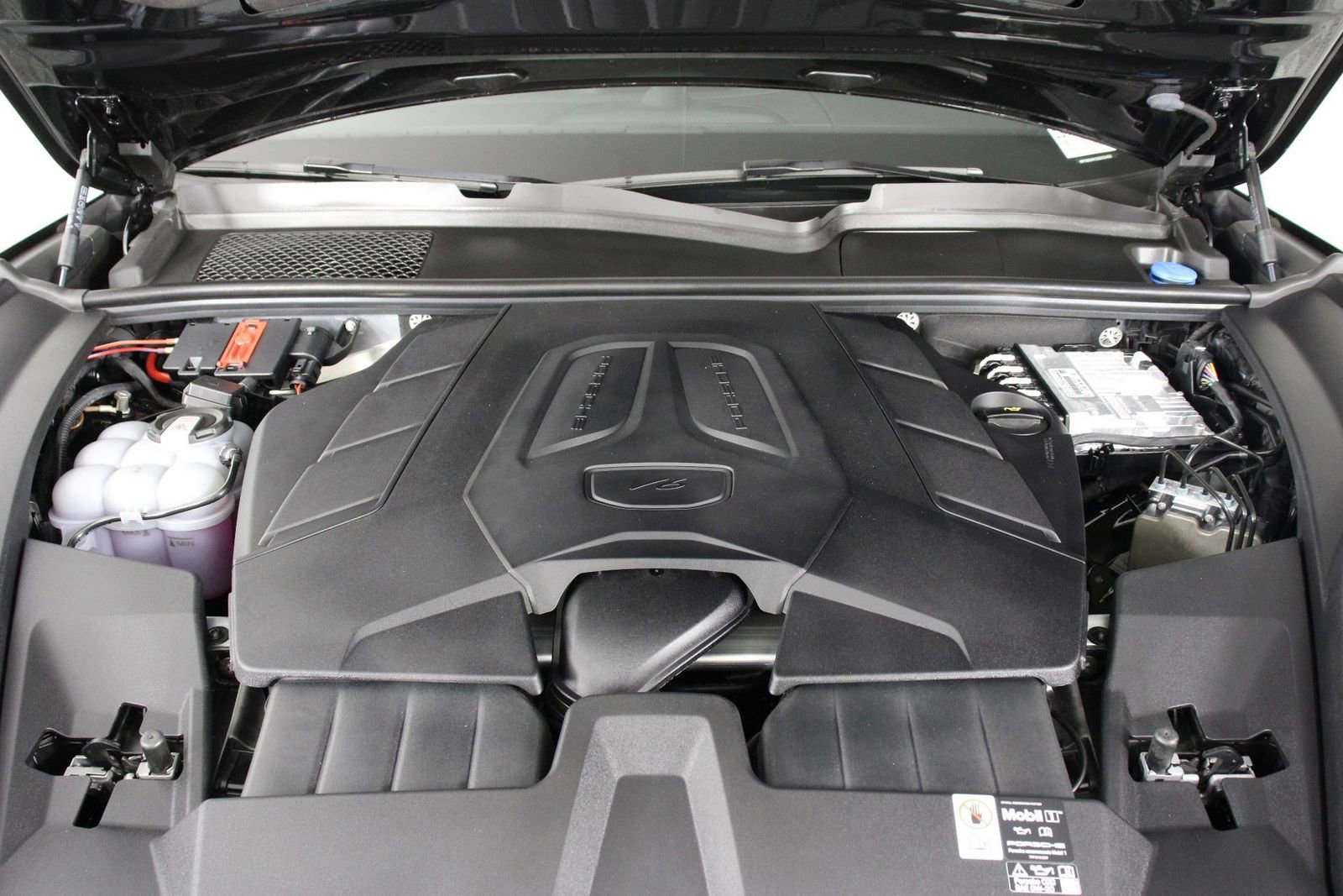 Certified 2025 Porsche Cayenne Coupe image 26