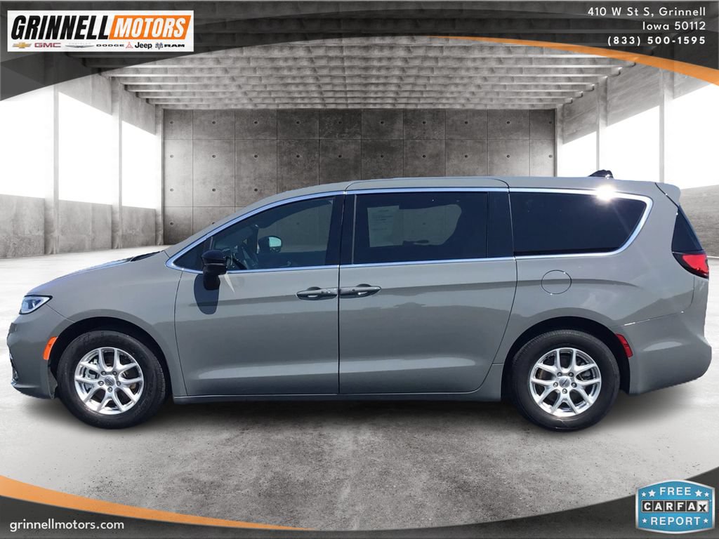 Used 2025 Chrysler Pacifica Select FWD image 8