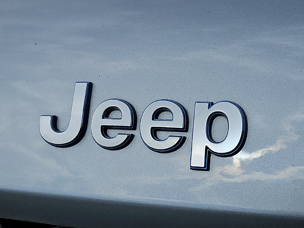 Used 2023 Jeep Grand Cherokee Summit AWD/4WD image 30