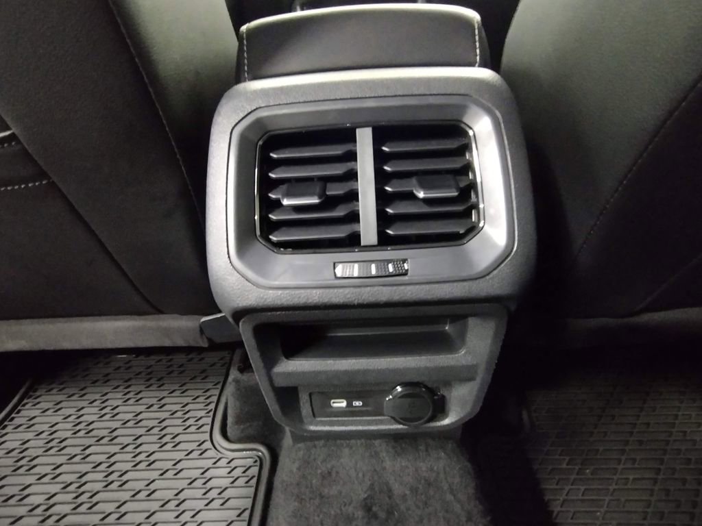 Certified 2024 Volkswagen Tiguan SE image 36