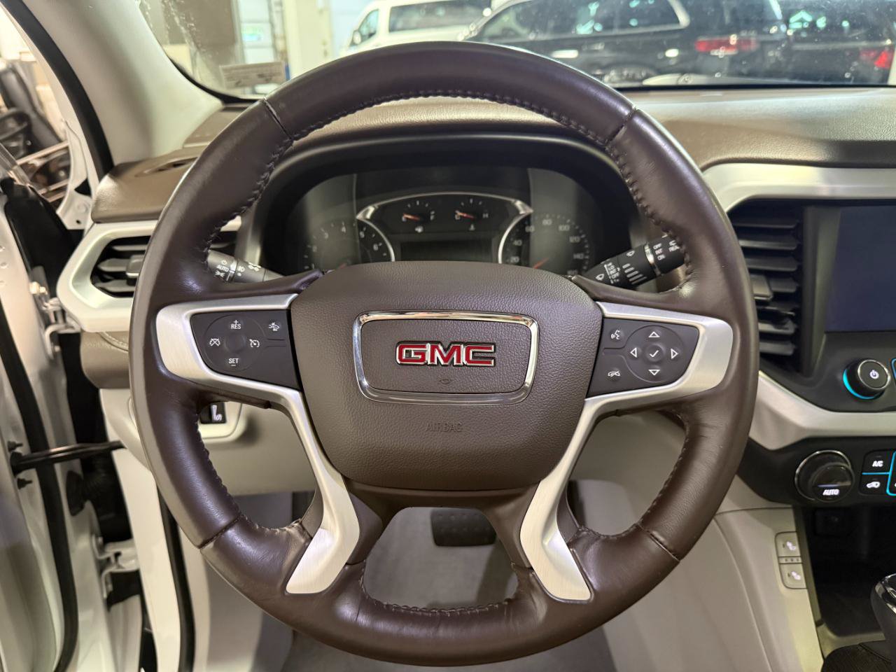 Used 2017 GMC Acadia SLT AWD/4WD image 5