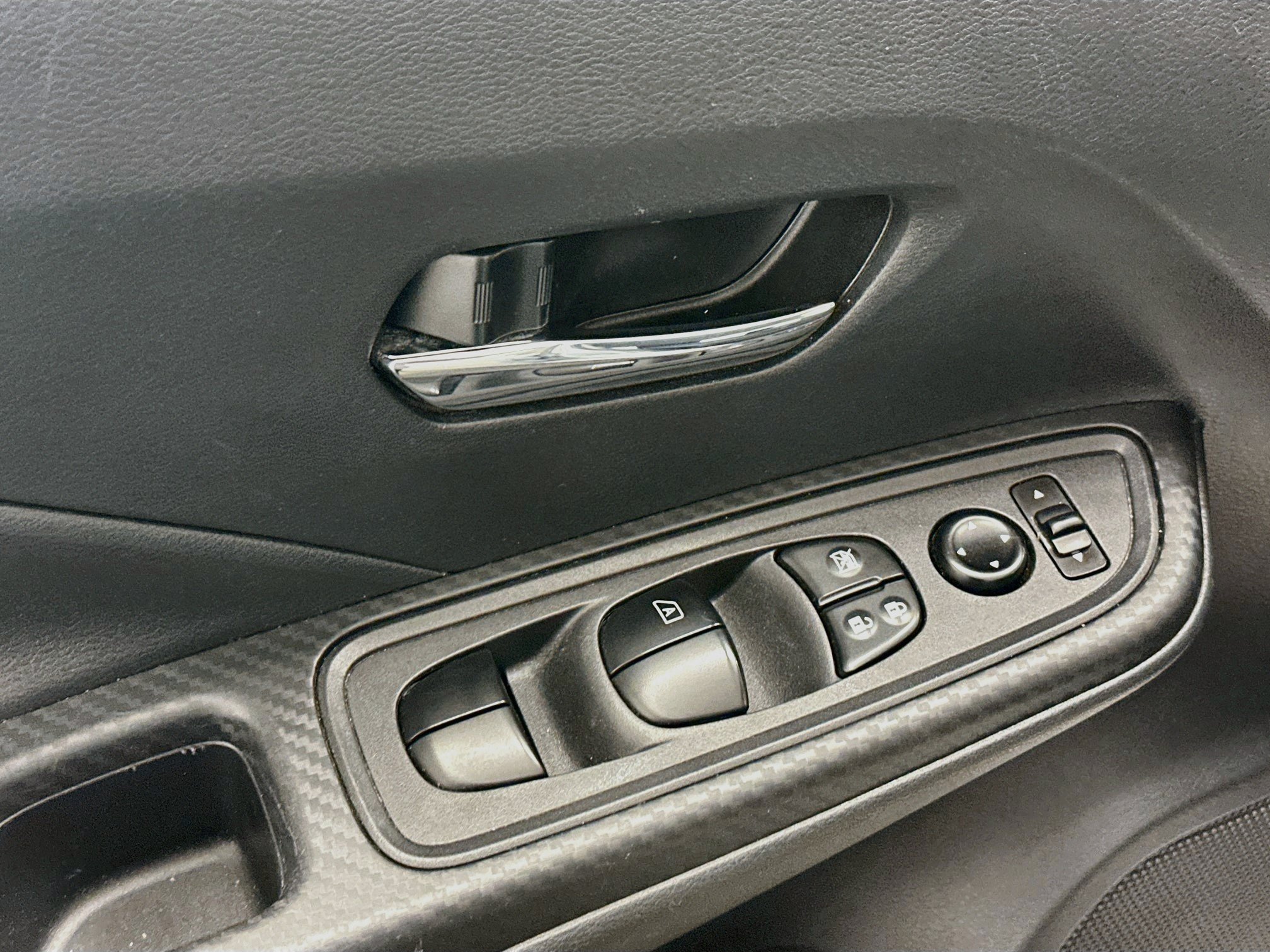 Used 2025 Nissan Versa SV FWD image 15