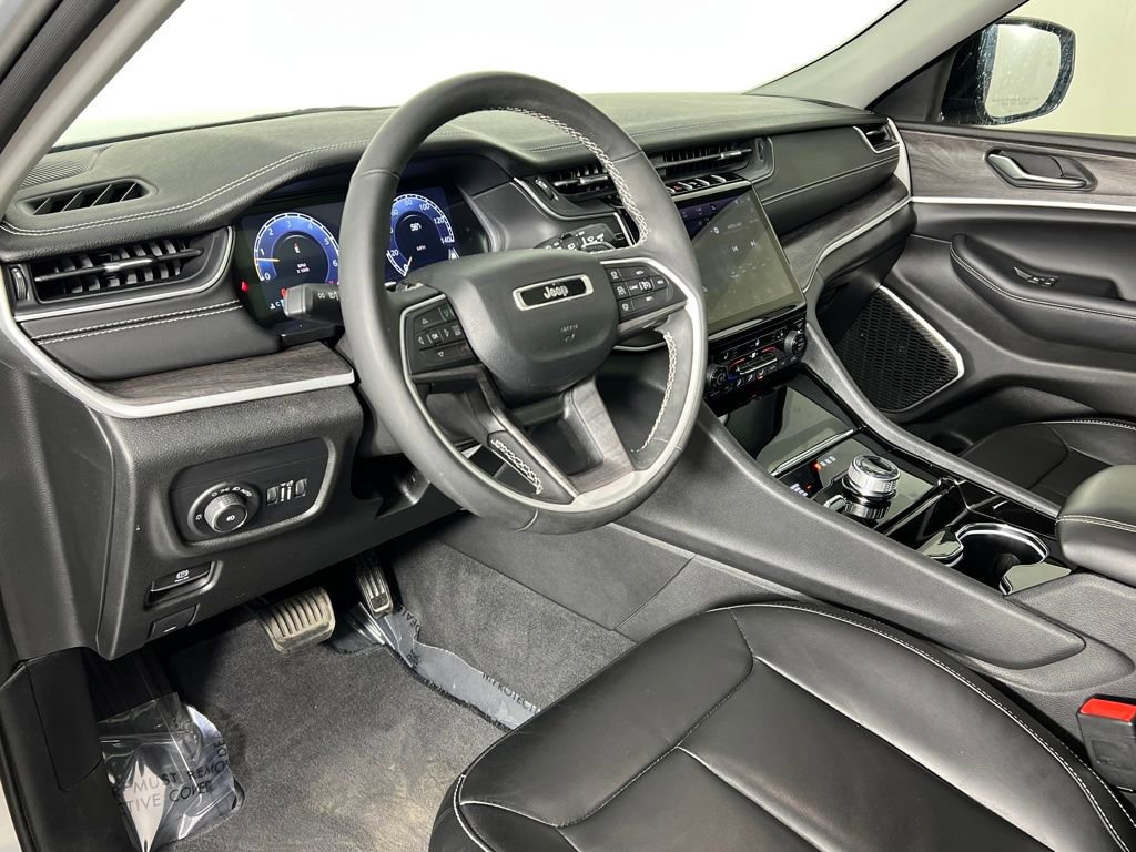 Used 2023 Jeep Grand Cherokee L Limited w/ Black Appearance Package image 32