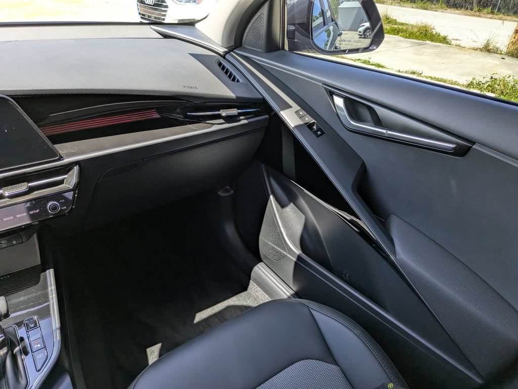 Certified 2025 Kia Niro EX Touring FWD image 17