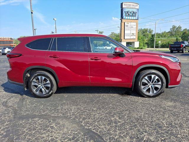 Used 2022 Toyota Highlander XLE AWD/4WD image 26