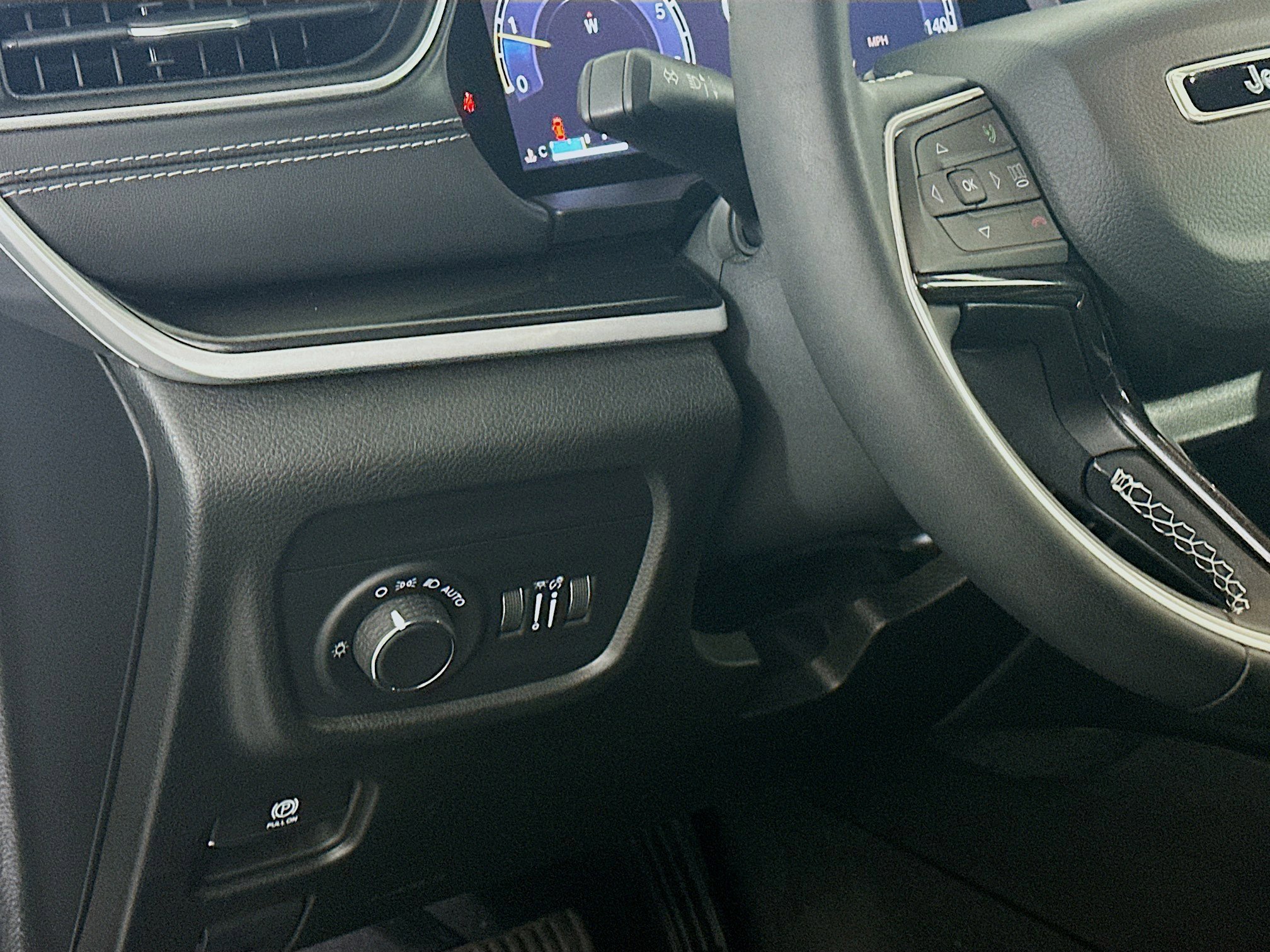 Used 2023 Jeep Grand Cherokee Laredo image 17