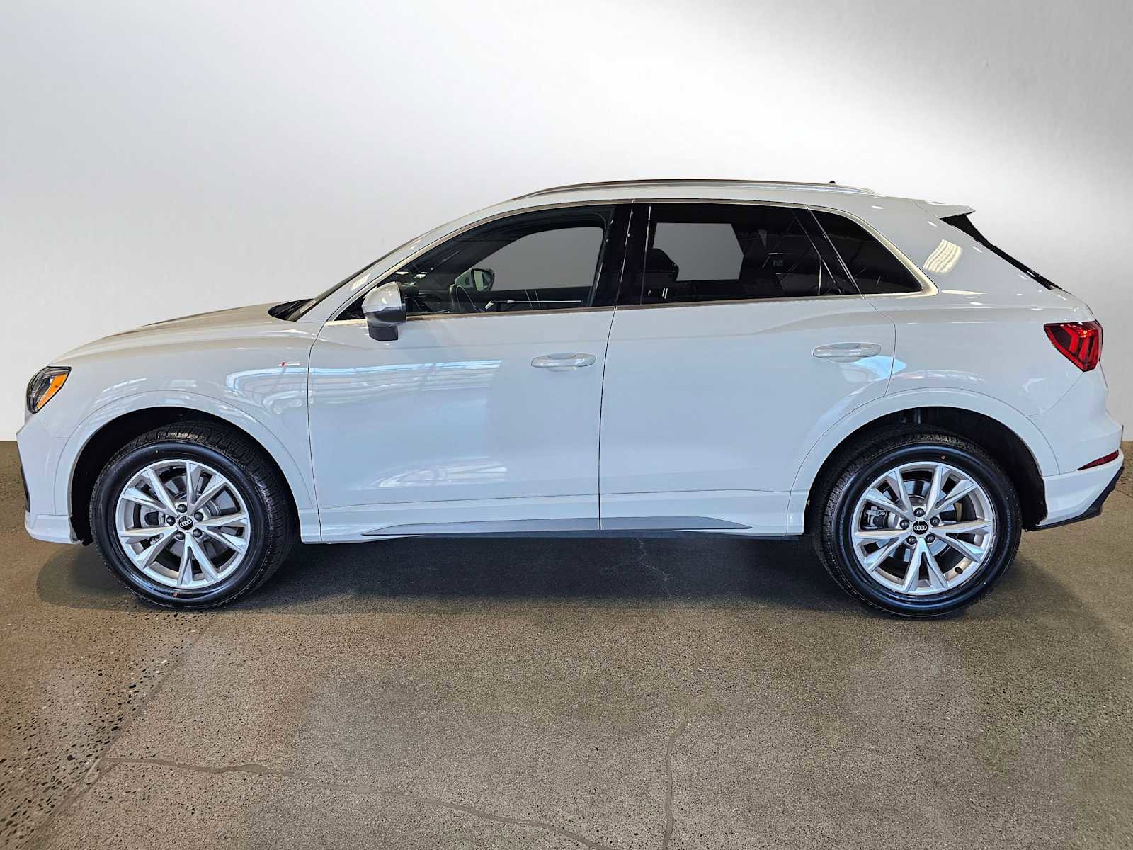 Used 2022 Audi Q3 2.0T Premium w/ Convenience Package image 4