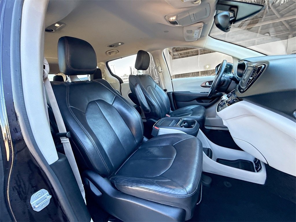 Used 2017 Chrysler Pacifica Touring-L image 32