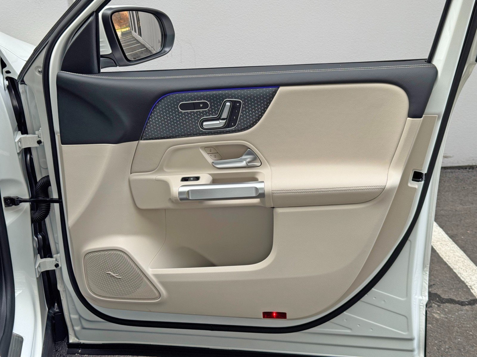 Used 2025 Mercedes-Benz GLB 250 image 44