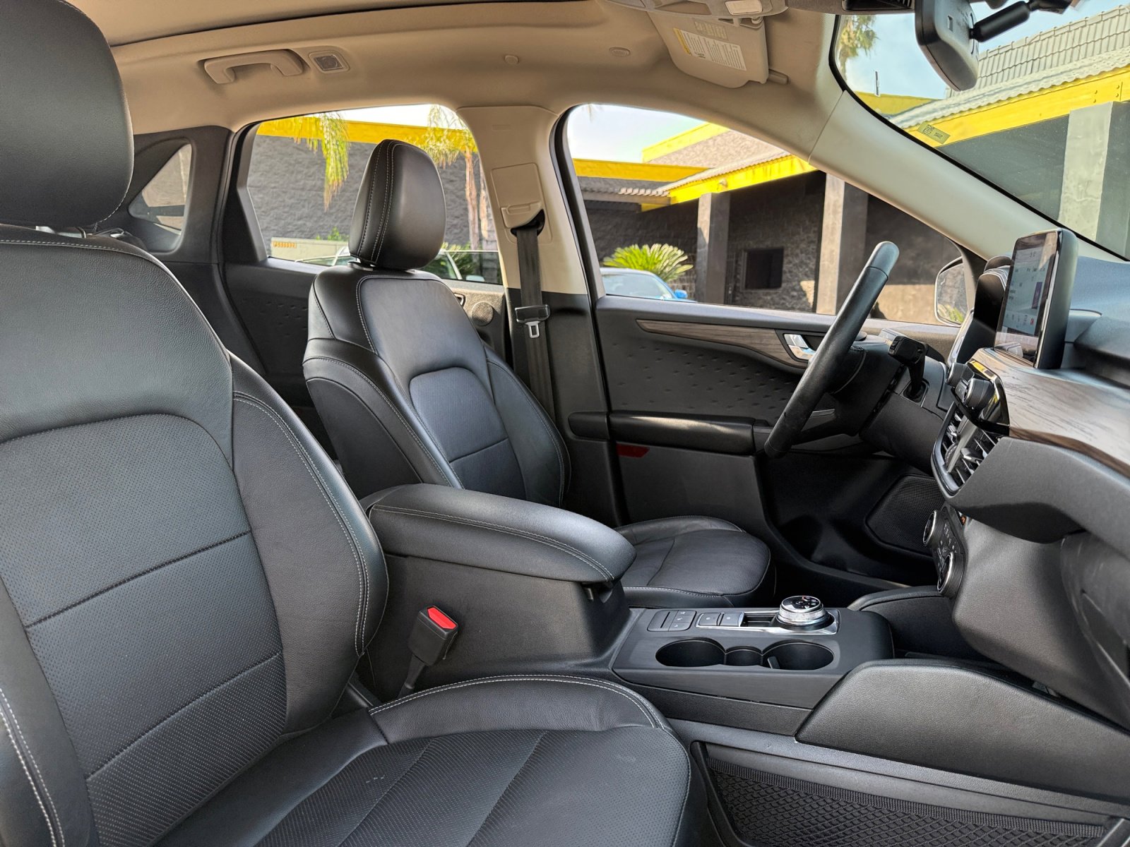 Used 2020 Ford Escape Titanium image 19