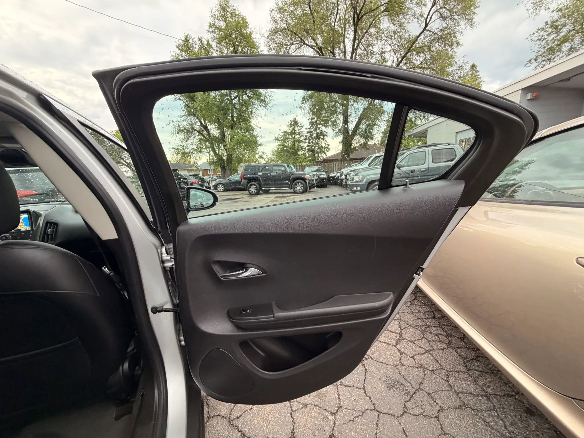 Used 2015 Chevrolet Volt Premium w/ Premium Trim Package FWD image 26