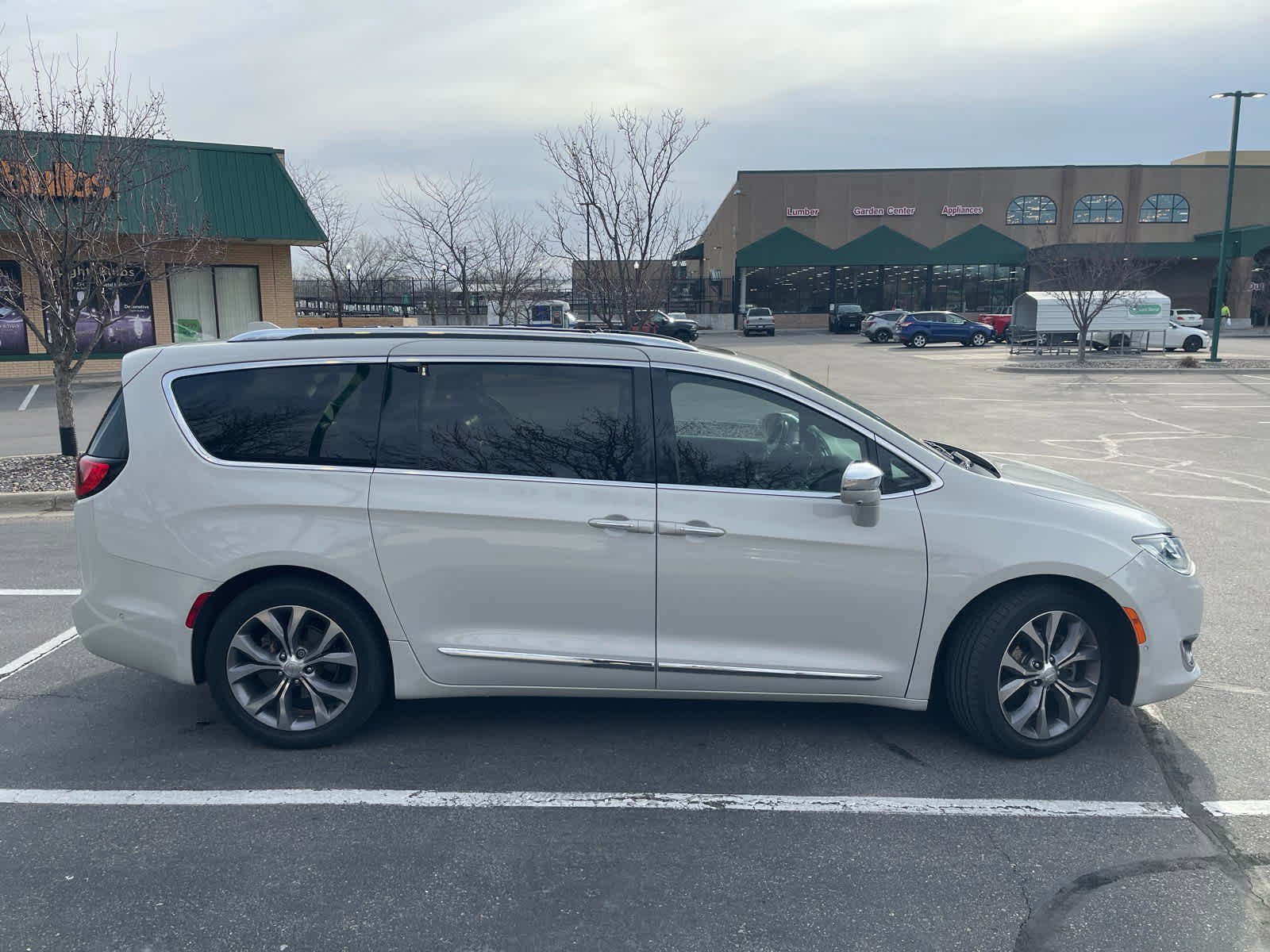 Used 2020 Chrysler Pacifica Limited w/ Tire & Wheel Group image 3