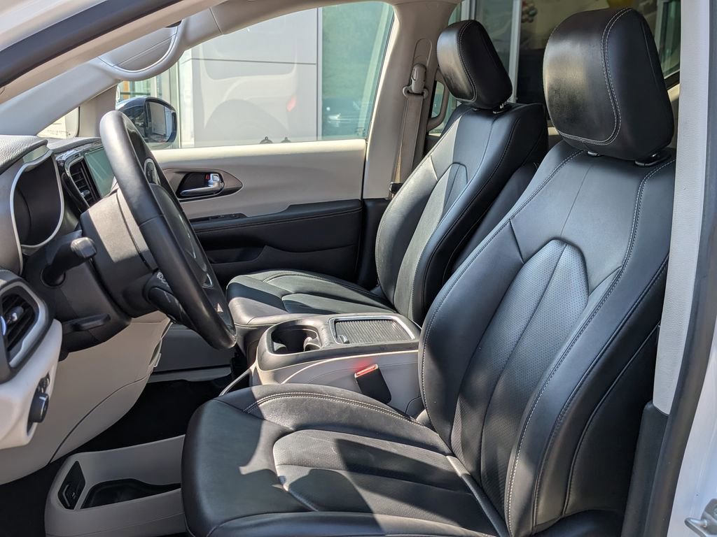 Used 2024 Chrysler Pacifica Select image 11