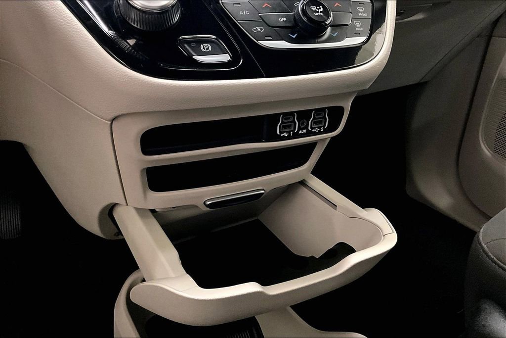 Used 2023 Chrysler Voyager LX image 16