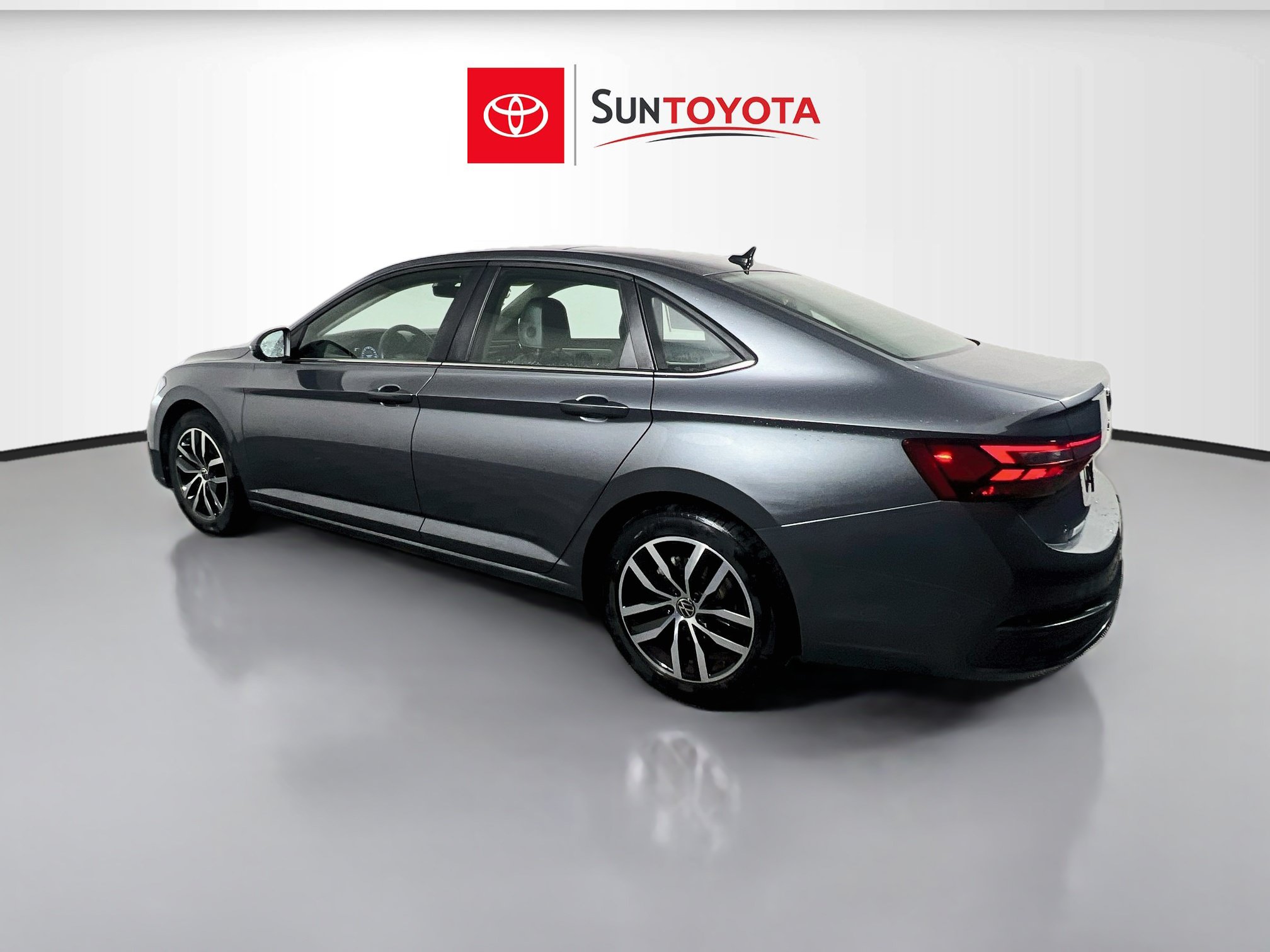 Used 2025 Volkswagen Jetta SE FWD image 6