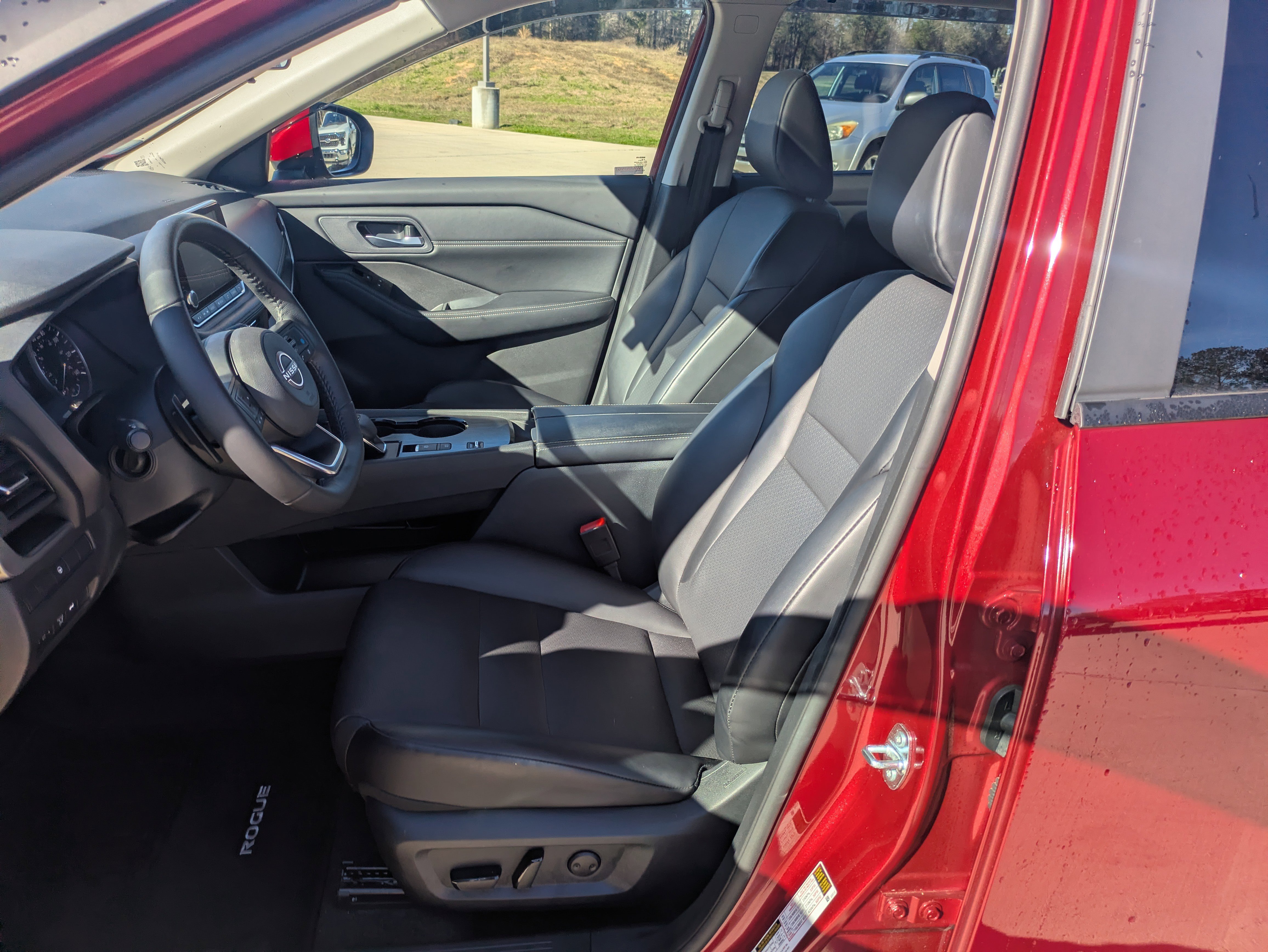 Used 2024 Nissan Rogue SV w/ SV Premium Package image 7