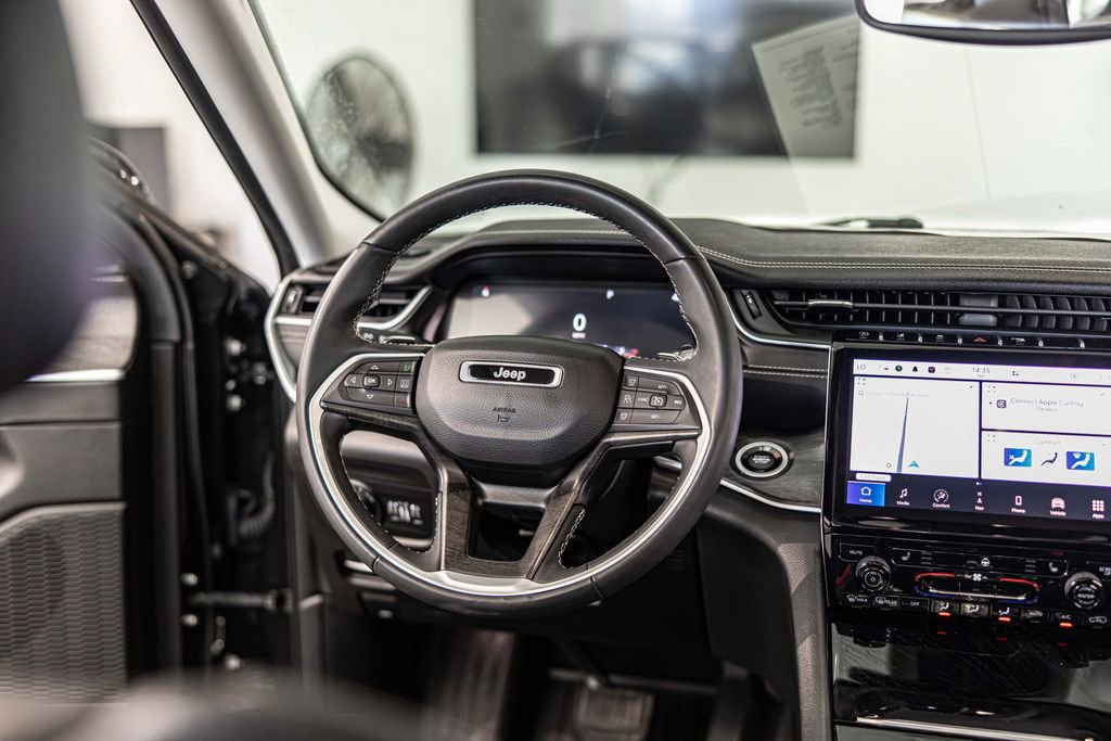Used 2023 Jeep Grand Cherokee L Limited w/ Black Appearance Package image 39