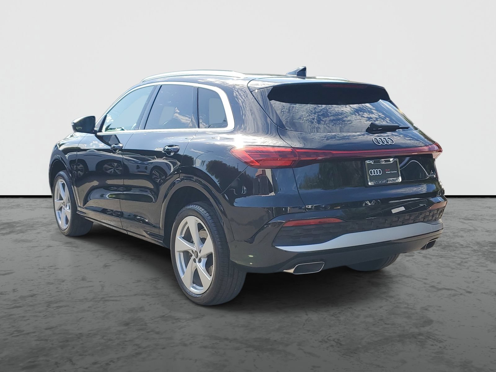 Used 2025 Audi Q5 Premium w/ Premium Plus AWD/4WD image 3