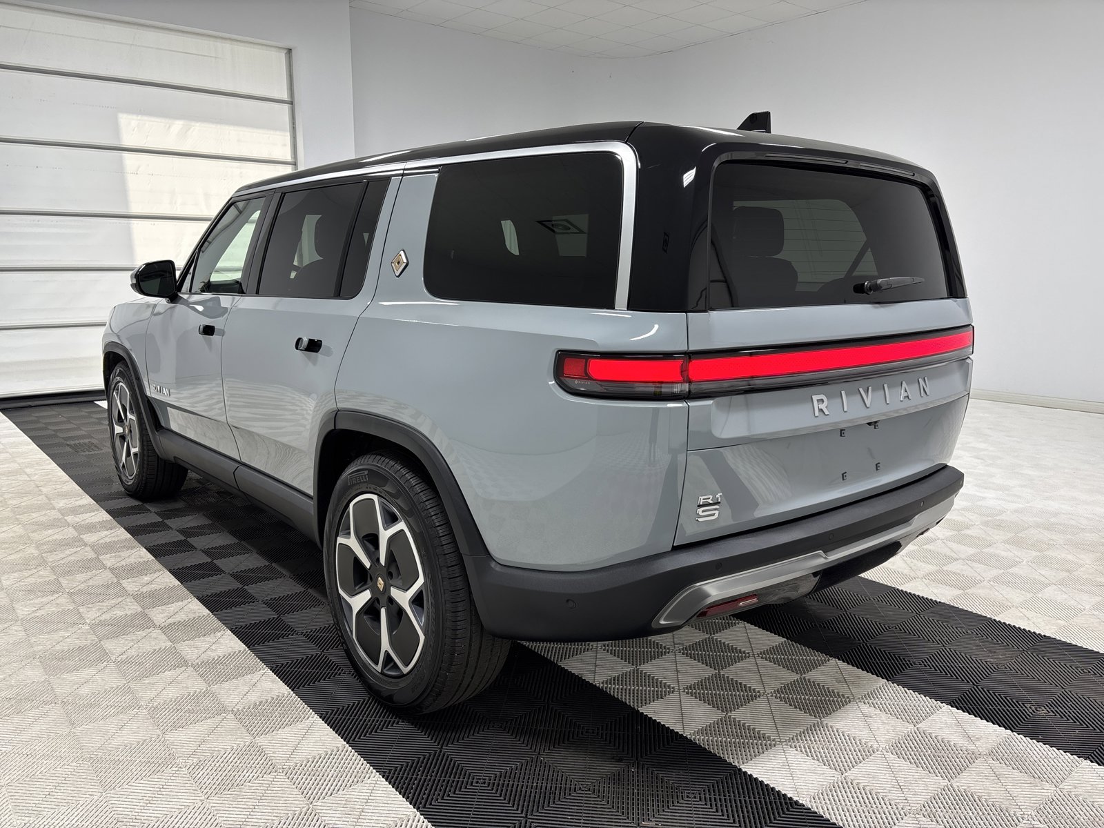Used 2024 Rivian R1S Adventure AWD/4WD image 3