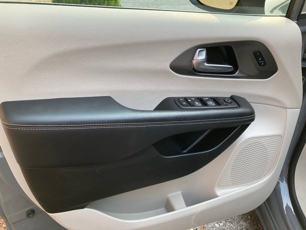 Used 2023 Chrysler Pacifica Touring-L FWD image 37