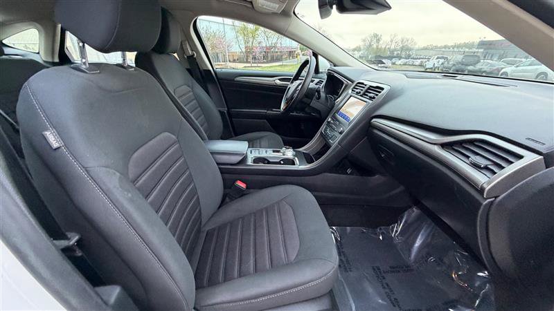 Used 2020 Ford Fusion SE FWD image 21