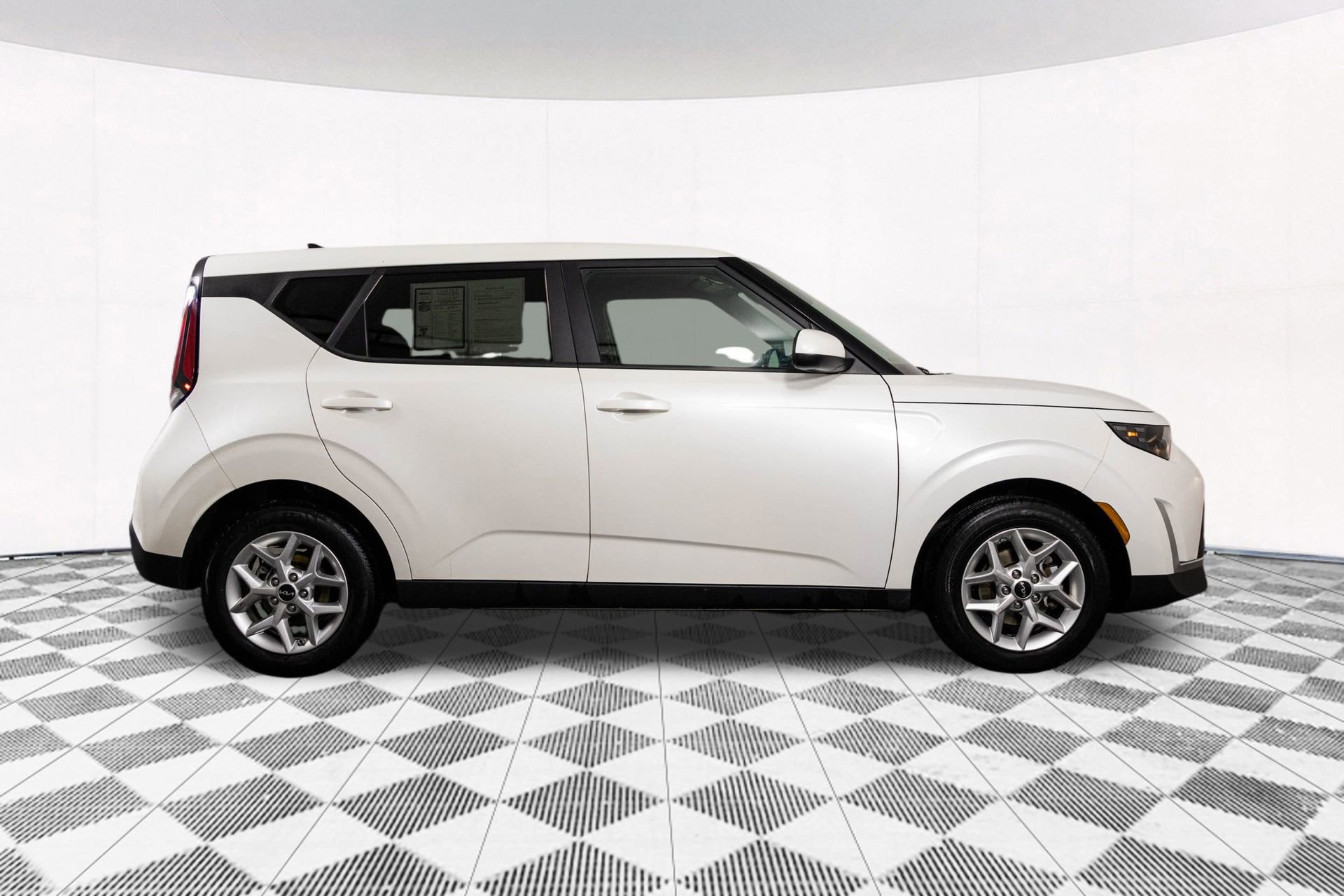 Used 2023 Kia Soul LX w/ Option Group 015 image 17