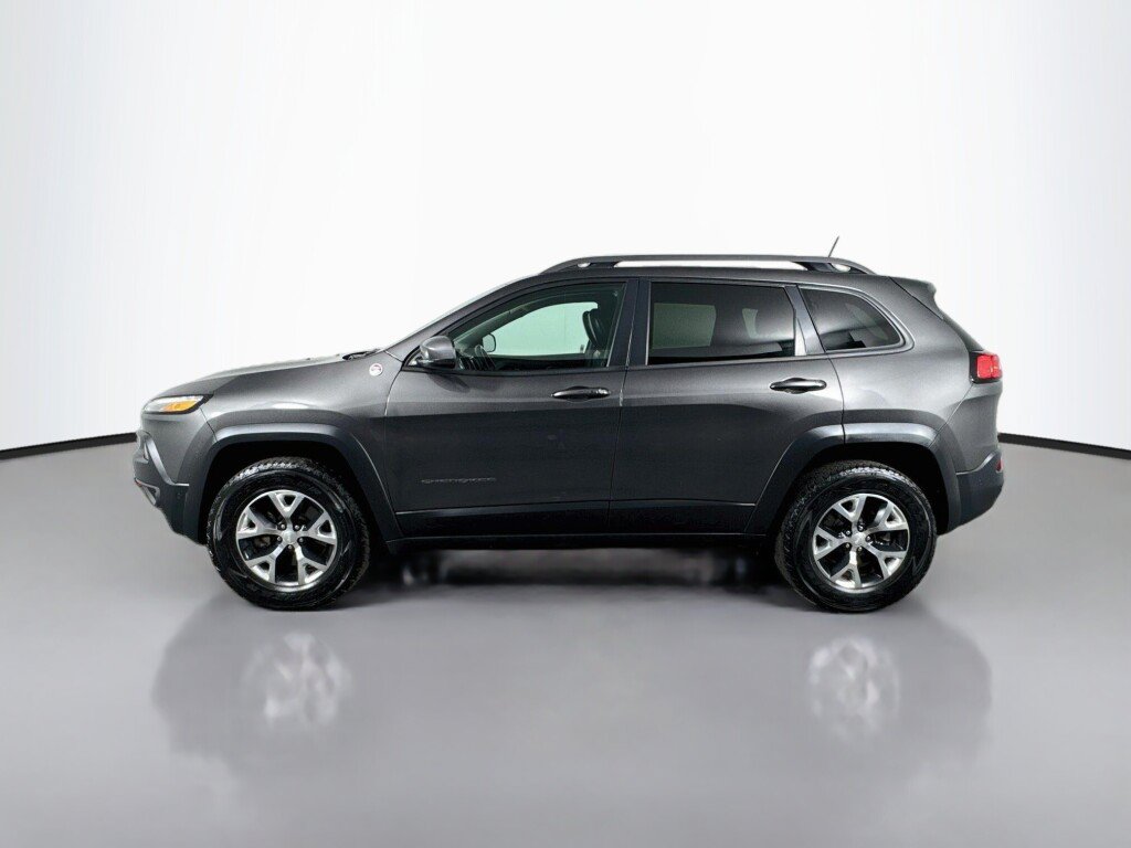 Used 2018 Jeep Cherokee Trailhawk w/ Quick Order Package 27L AWD/4WD image 2