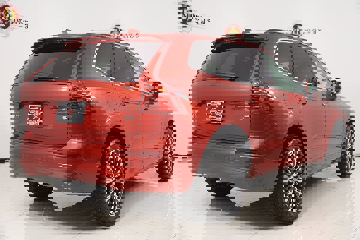 Used 2022 Volvo XC60 B5 Momentum image 3