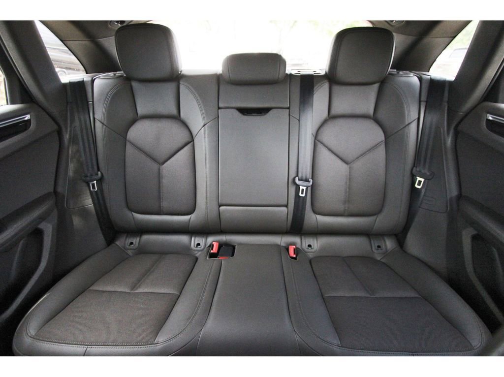 Used 2022 Porsche Macan image 16