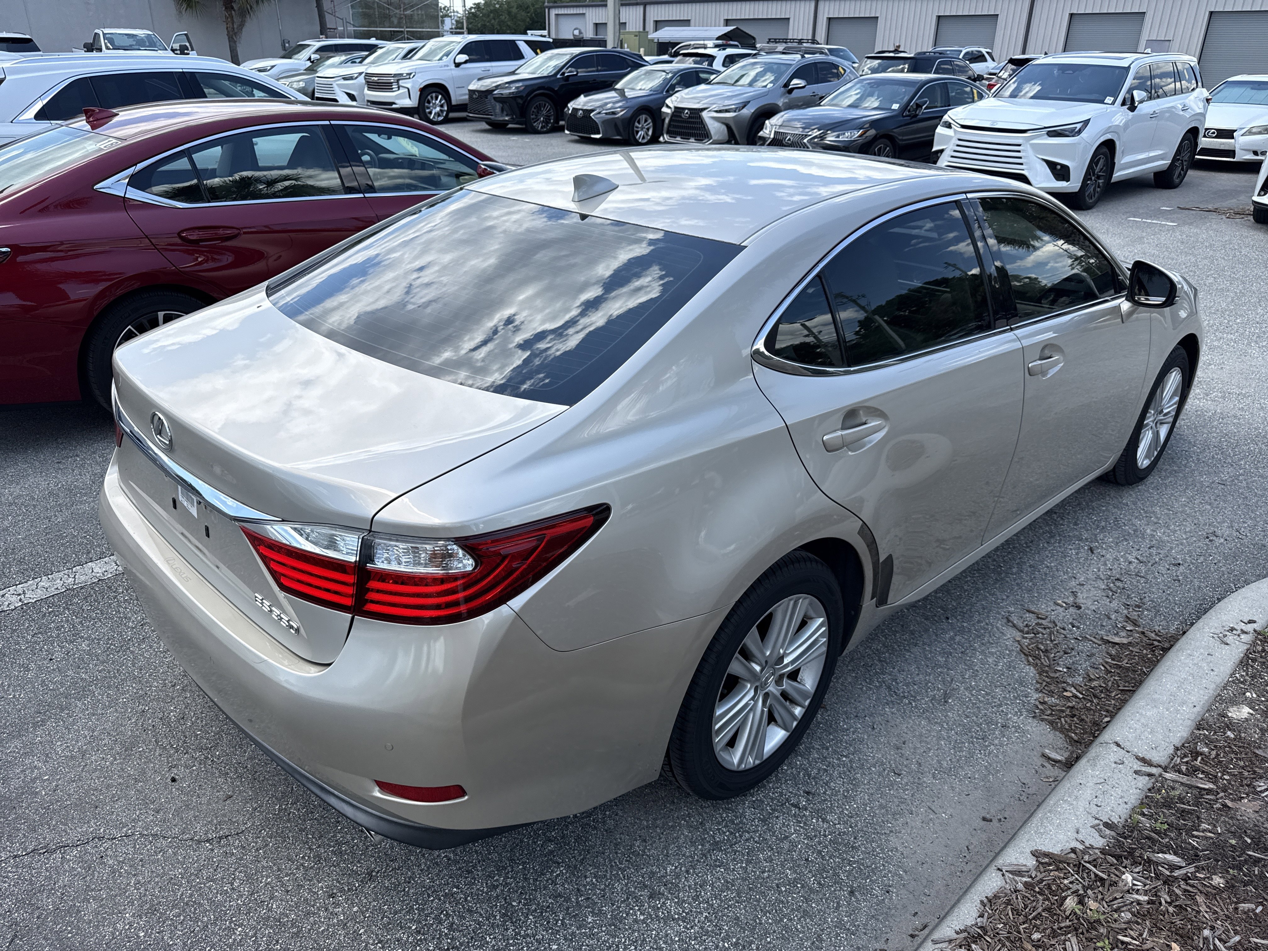 Used 2015 Lexus ES 350 w/ Premium Package FWD image 2