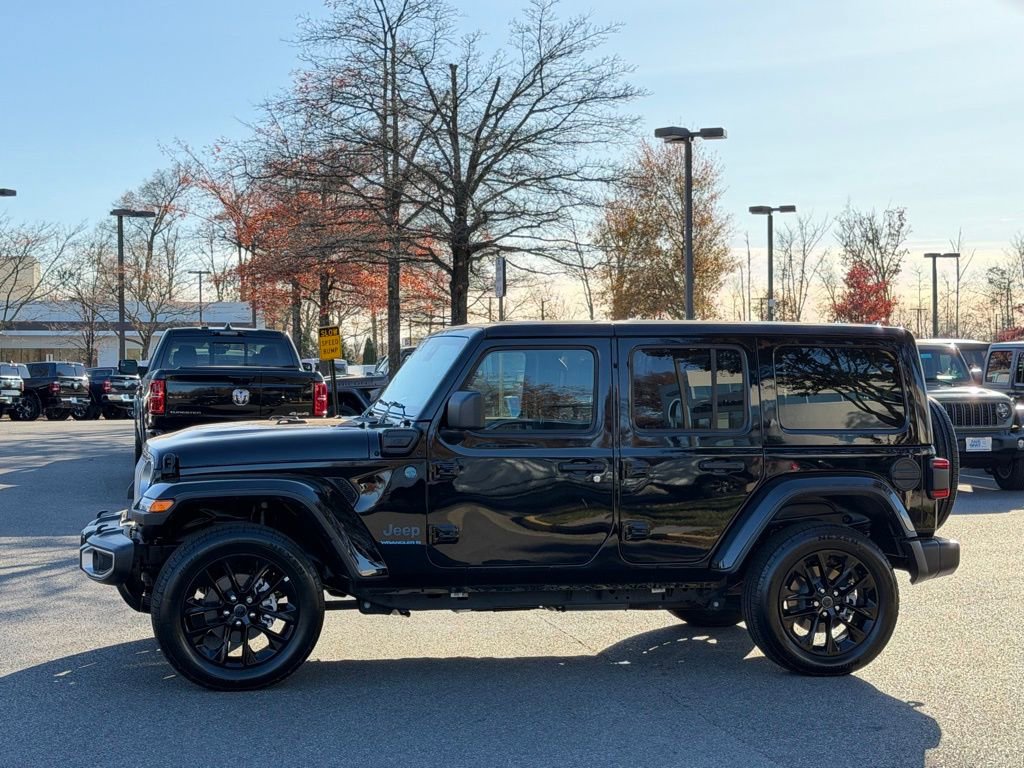 Used 2025 Jeep Wrangler Unlimited Sahara w/ Safety Group image 11