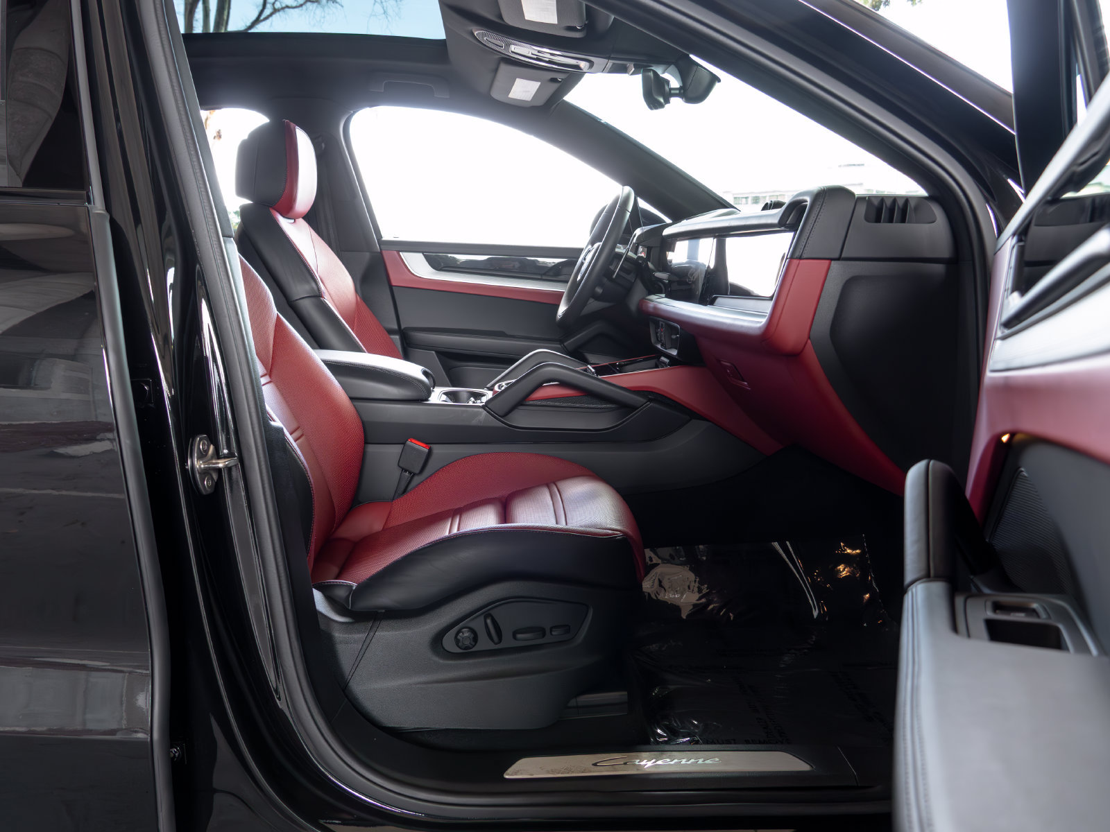 Certified 2025 Porsche Cayenne E-Hybrid Coupe w/ Premium Package Plus AWD/4WD image 55